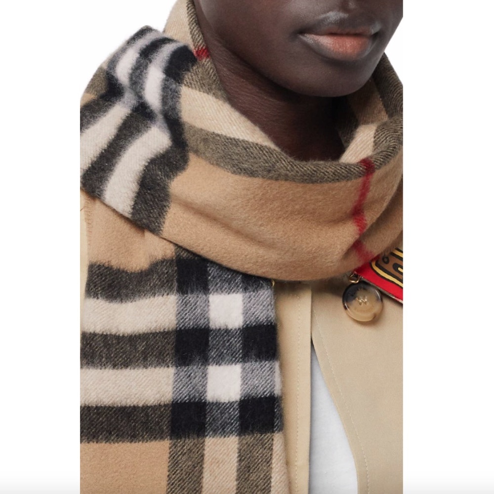 Burberry The Classic Giant Check Cashmere Scarf - Picture 3 of 7